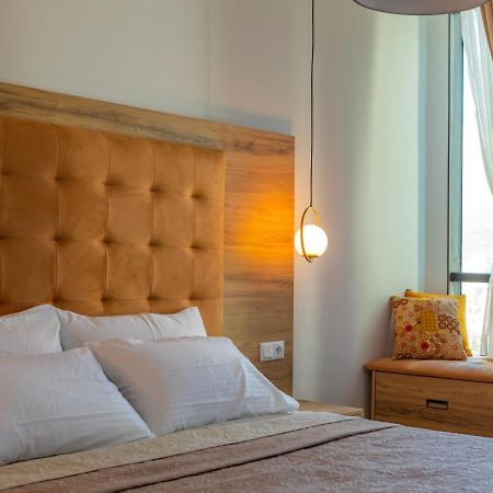Entire Flat With City Skyline View - Two Bedrooms バトゥーミ エクステリア 写真