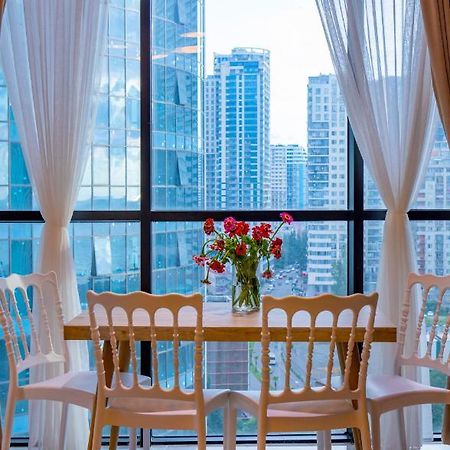 Entire Flat With City Skyline View - Two Bedrooms バトゥーミ エクステリア 写真