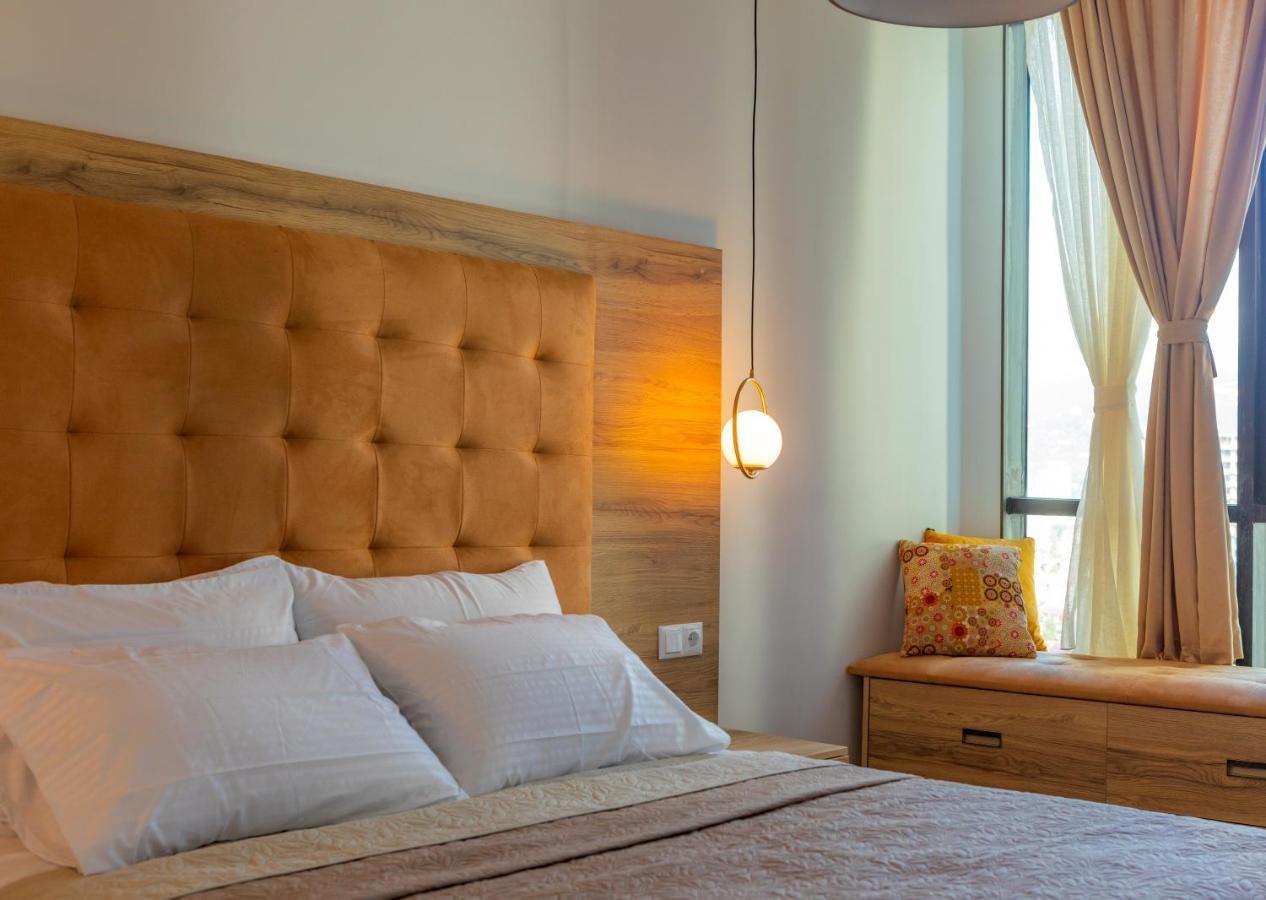 Entire Flat With City Skyline View - Two Bedrooms バトゥーミ エクステリア 写真
