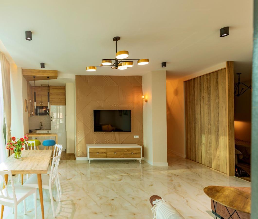 Entire Flat With City Skyline View - Two Bedrooms バトゥーミ エクステリア 写真
