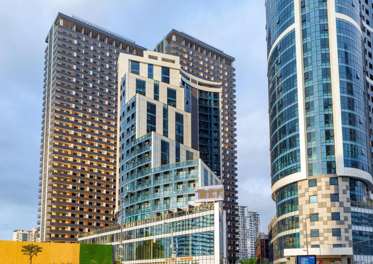 Entire Flat With City Skyline View - Two Bedrooms バトゥーミ エクステリア 写真