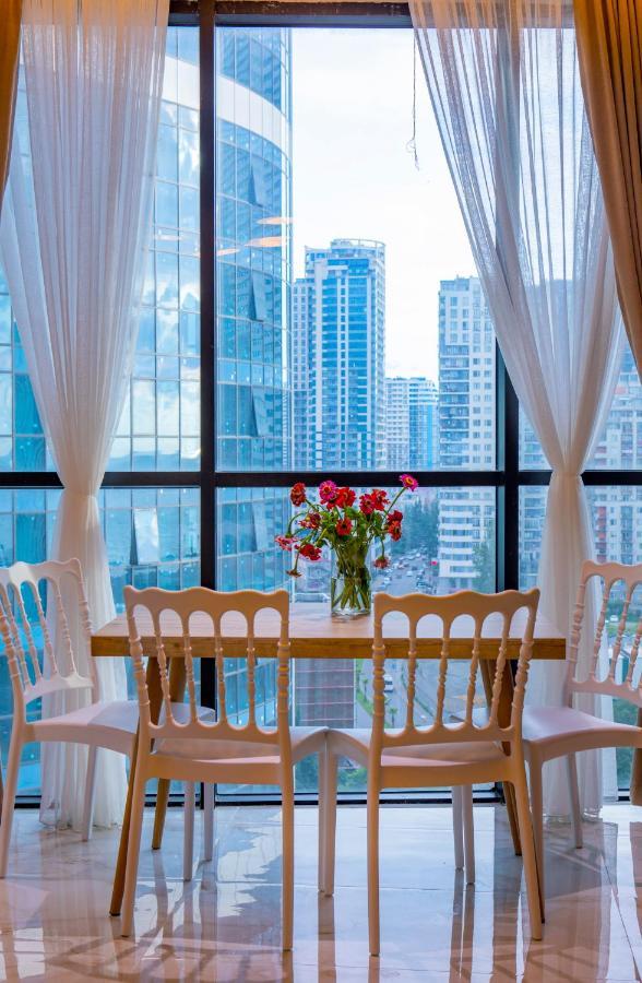 Entire Flat With City Skyline View - Two Bedrooms バトゥーミ エクステリア 写真