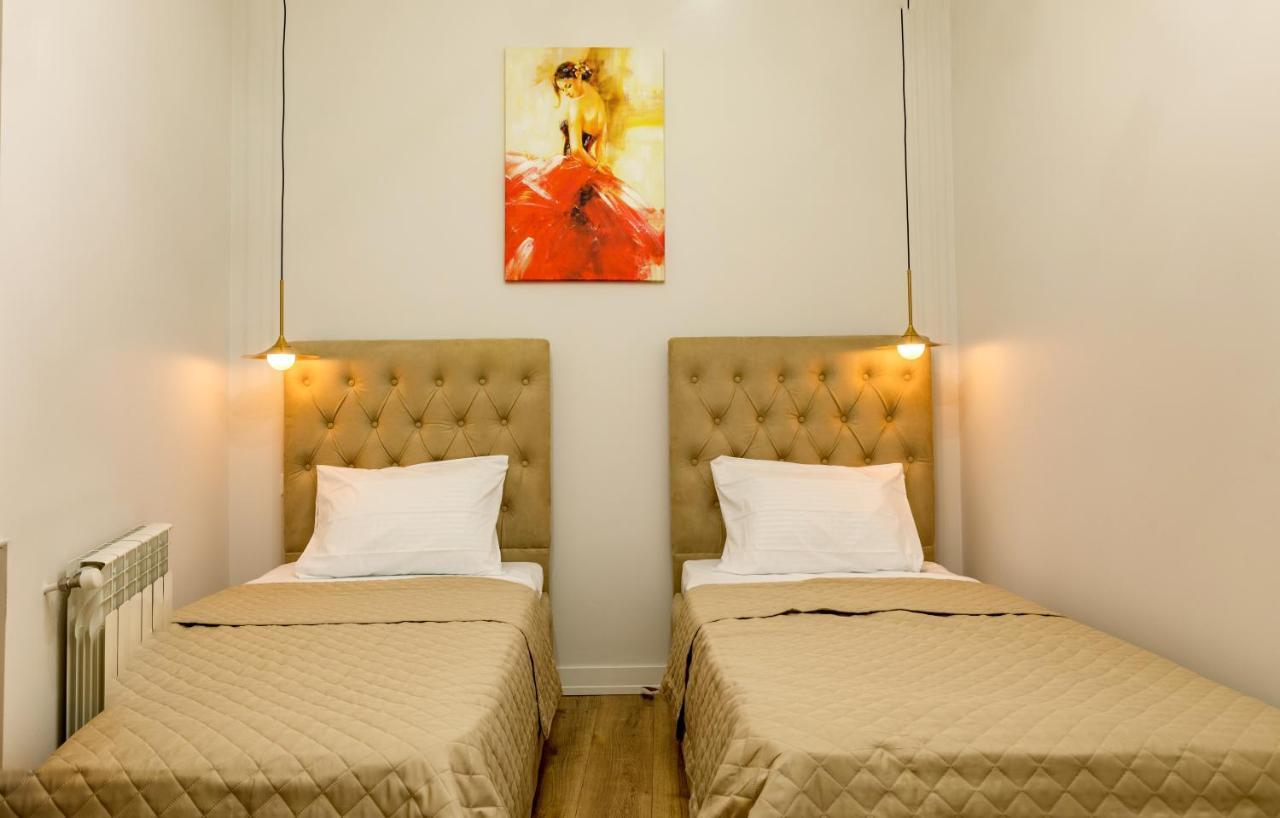 Entire Flat With City Skyline View - Two Bedrooms バトゥーミ エクステリア 写真