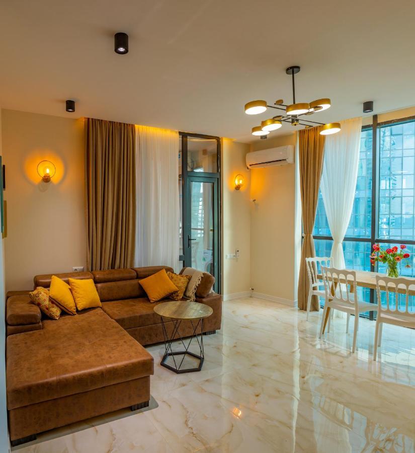 Entire Flat With City Skyline View - Two Bedrooms バトゥーミ エクステリア 写真